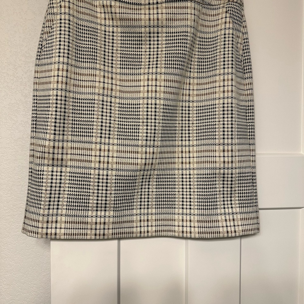 Cabi Classic Plaid Women's Skirt Never Worn. Multi seasonal stretchy.